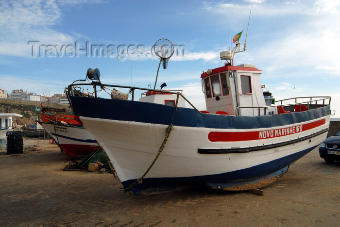 portugal-li324: Ericeira, Mafra, Portugal: fishing boat 'Novo Marinheiro' - pequena traineira - photo by M.Durruti - (c) Travel-Images.com - Stock Photography agency - Image Bank