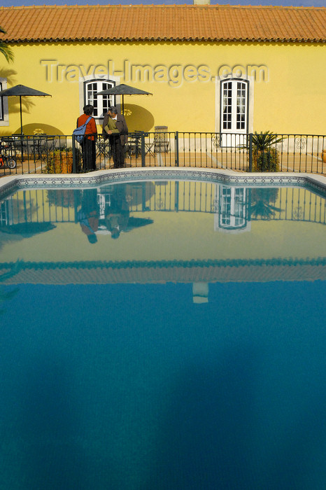 portugal-li332: Vila Franca do Rosário (Mafra), Portugal: Quinta do Casal Novo - pool - piscina - photo by M.Durruti - (c) Travel-Images.com - Stock Photography agency - Image Bank