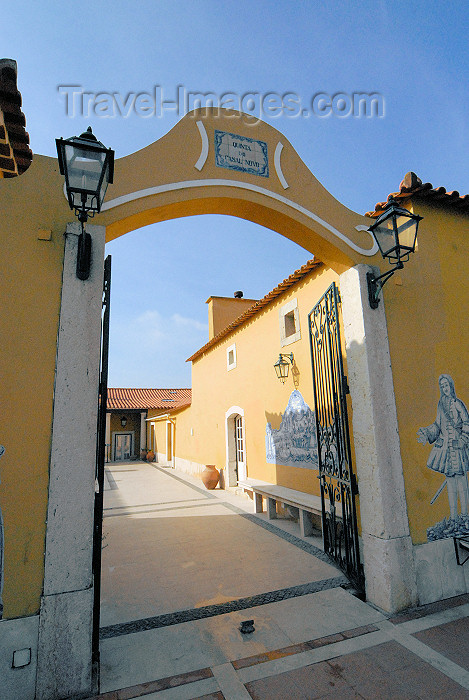 portugal-li333: Vila Franca do Rosário (Mafra), Portugal: Quinta do Casal Novo - Patio - photo by M.Durruti - (c) Travel-Images.com - Stock Photography agency - Image Bank