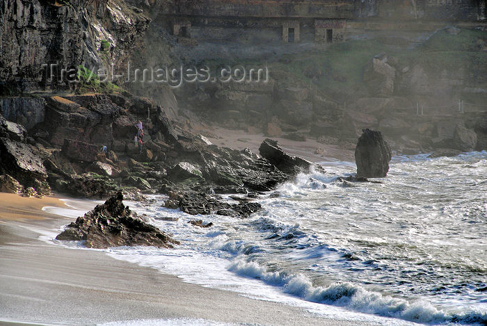 portugal-li340: São Lourenço, Mafra, Portugal: Ocean and rocks - beach / Praia de São Lourenco - rochas e oceano - photo by M.Durruti - Travel-Images.com - (c) Travel-Images.com - Stock Photography agency - Image Bank