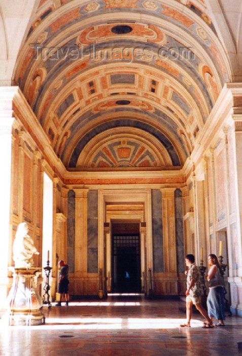 portugal-li74: Mafra, Portugal: the royal palace - in the corridors / nos corredores do palácio real - photo by M.Durruti - (c) Travel-Images.com - Stock Photography agency - Image Bank