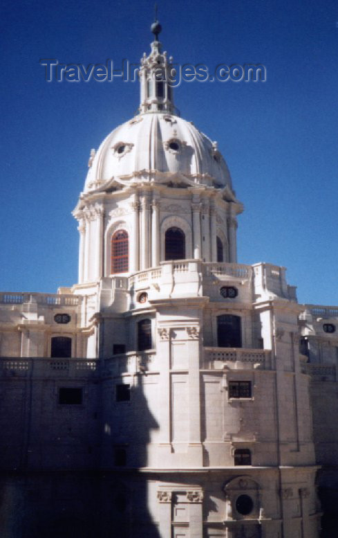 portugal-li75: Portugal - Mafra: behind the Basilica's dome - por detrás da cupola da basílica - photo by M.Durruti - (c) Travel-Images.com - Stock Photography agency - Image Bank