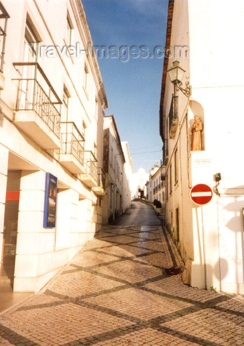 portugal-sa1: Portugal - Ribatejo - Torres-Novas: calçada / Torres-Novas: cobbled street - photo by M.Durruti - (c) Travel-Images.com - Stock Photography agency - Image Bank
