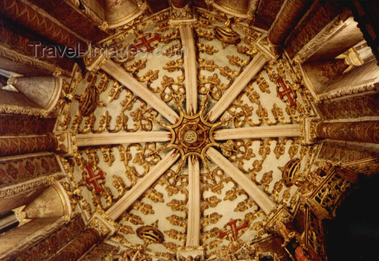 portugal-sa15: Portugal - Ribatejo - Tomar: toque dos Templários - tecto da charola - convento de Cristo / Tomar: a Templar ceiling at the Convent of Christ - photo by M.Durruti - (c) Travel-Images.com - Stock Photography agency - Image Bank