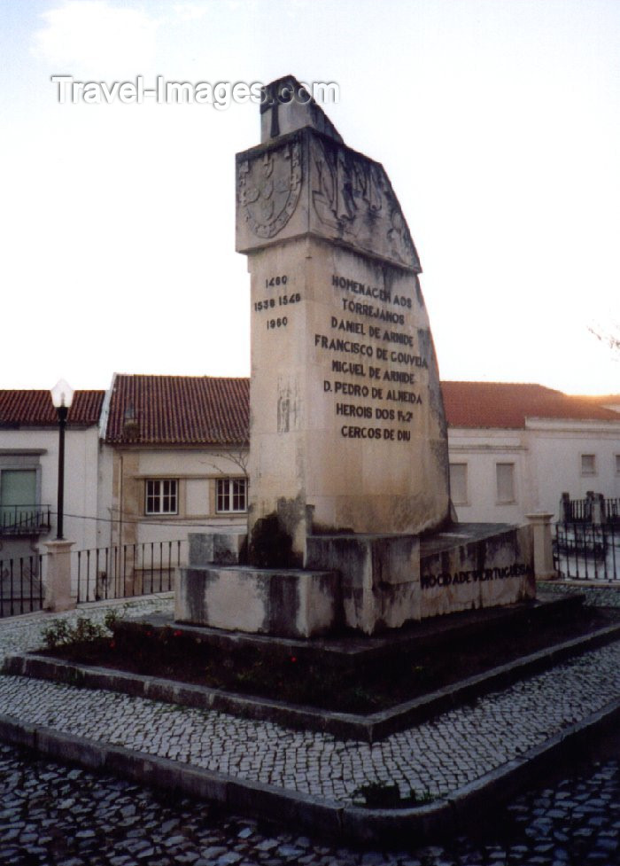 portugal-sa2: Portugal - Ribatejo - Torres-Novas: monument to the heroes fallen defending Diu (Portuguese India), by Severo Portela Júnior / Padrão Henriquino,  comemorativo dos 500 anos da morte do Infante D. Henrique e homenagem da Mocidade Portuguesa aos heróis caídos pela Pátria em Diu - Índia Portuguesa - photo by M.Durruti - (c) Travel-Images.com - Stock Photography agency - Image Bank