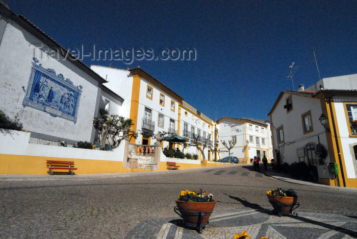 portugal-sa55: Portugal - Sardoal: main square - praça principal - photo by M.Durruti - (c) Travel-Images.com - Stock Photography agency - Image Bank