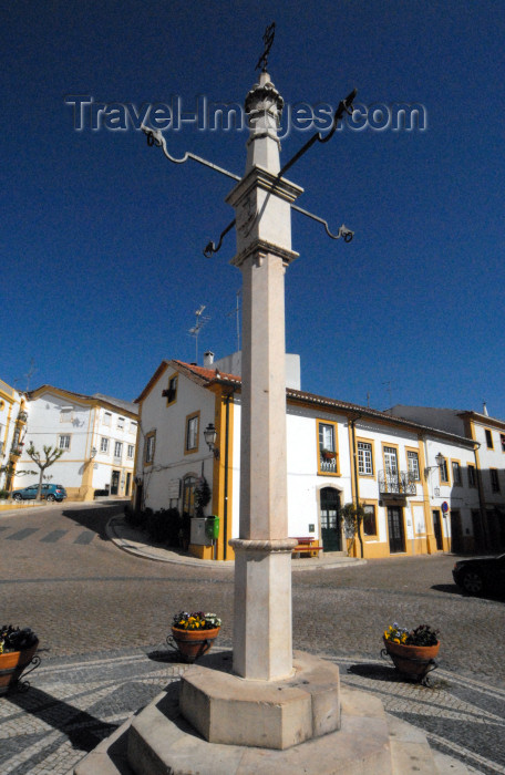 portugal-sa56: Portugal - Sardoal: the pillory - pelourinho - photo by M.Durruti - (c) Travel-Images.com - Stock Photography agency - Image Bank