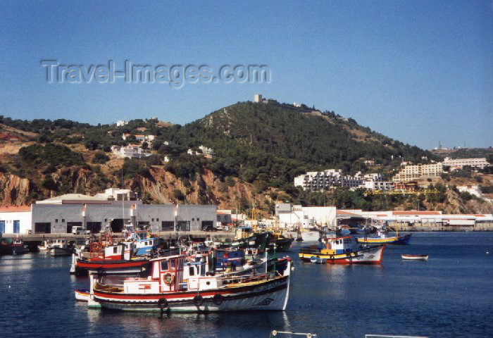 portugal-se10: Sesimbra, Portugal: seen from the fishing harbour - vista do porto de pesca - photo by M.Durruti - (c) Travel-Images.com - Stock Photography agency - Image Bank