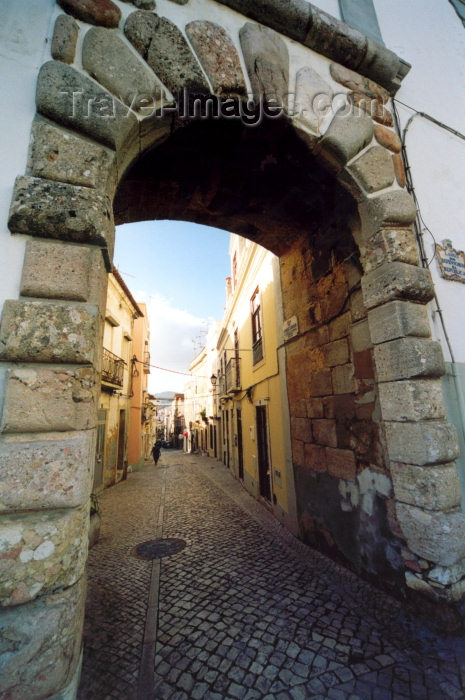 portugal-se130: Portugal - Setúbal: arch at Defensores da Republica square / arco no largo dos Defensores da República - entrada da rua Arronches Junqueiro (Poeta) - photo by M.Durruti - (c) Travel-Images.com - Stock Photography agency - Image Bank