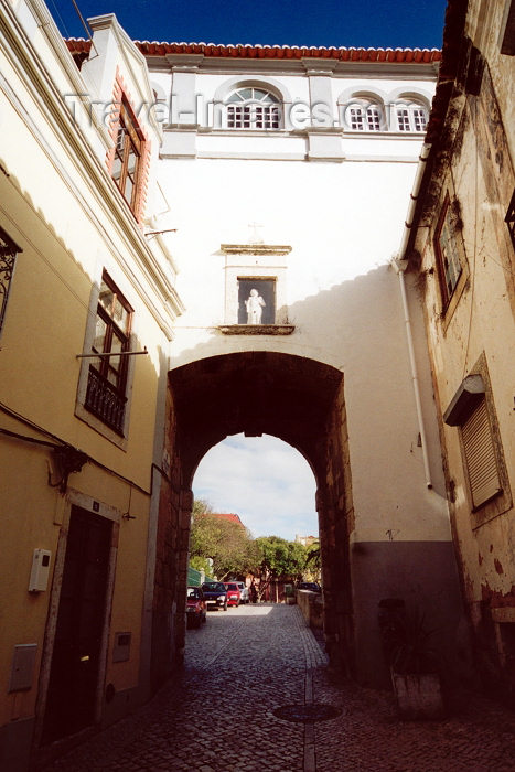 portugal-se131: Portugal - Setúbal:  arch - from Arronches Junqueiro street / arco - rua Arronches Junqueiro (Poeta) - photo by M.Durruti - (c) Travel-Images.com - Stock Photography agency - Image Bank