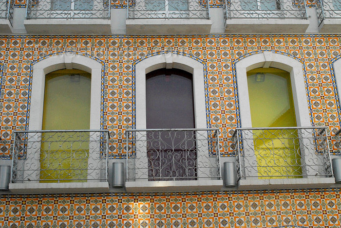 portugal-se160: Portugal - Setúbal: colourful balconies / varandas coloridas - photo by M.Durruti - (c) Travel-Images.com - Stock Photography agency - Image Bank