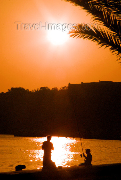 portugal-se163: Portugal - Setúbal: anglers, Sao Filipe fort and the sun / pescadores, o forte de São Filipe e o sol - photo by M.Durruti - (c) Travel-Images.com - Stock Photography agency - Image Bank