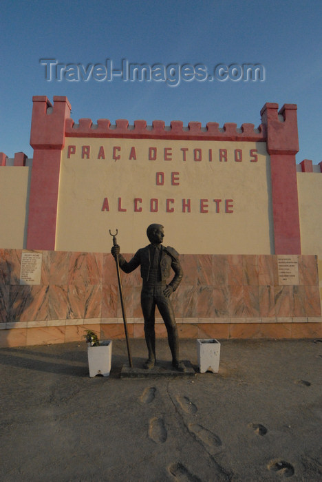 portugal-se164: Portugal - Alcochete: Bull ring - Forcado monument - Praça de Toiros de Alcochete - monumento ao Forcado Helder Antoño - photo by M.Durruti - (c) Travel-Images.com - Stock Photography agency - Image Bank