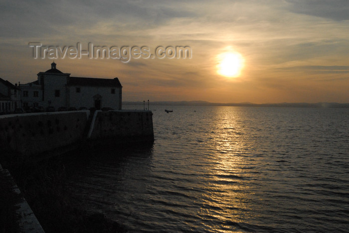 portugal-se165: Portugal - Alcochete: sunset - pôr do sol visto da Avenida dos Combatentes da Grande Guerra - photo by M.Durruti - (c) Travel-Images.com - Stock Photography agency - Image Bank