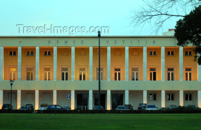 portugal-se179: Portugal - Montijo: the court house at dusk - o tribunal da comarca do Montijo e o parque municipal - photo by M.Durruti - (c) Travel-Images.com - Stock Photography agency - Image Bank