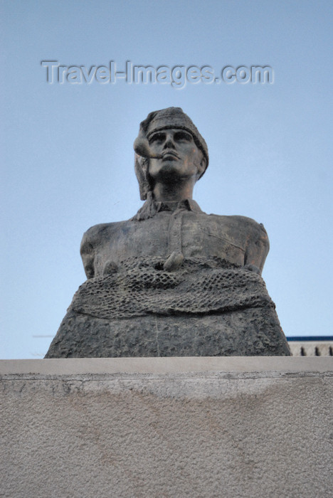 portugal-se183: Portugal - Montijo: fishermen monument - monumento aos pescadores do Tejo - photo by M.Durruti - (c) Travel-Images.com - Stock Photography agency - Image Bank