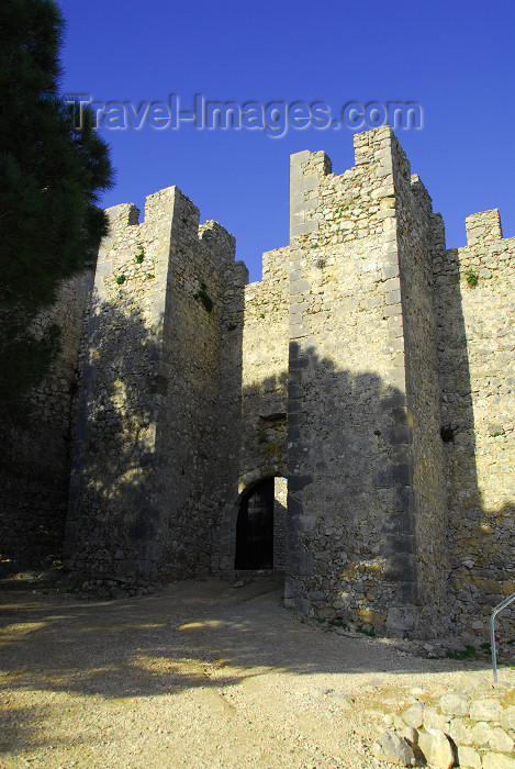 portugal-se190: Sesimbra, Portugal: the castle - gate in the inner walls - Castelo de Sesimbra ou castelo dos Mouros - entrada nas muralhas interiores - photo by M.Durruti - (c) Travel-Images.com - Stock Photography agency - Image Bank