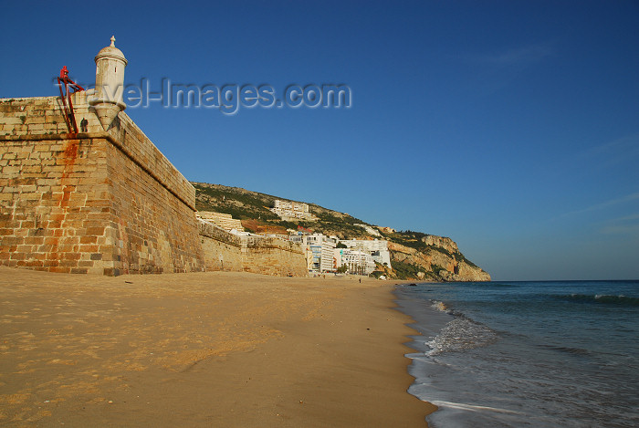 portugal-se193: Sesimbra, Portugal: Santiago fortress and the beach - Forte de Santiago de Sesimbra, Forte da Marinha, Forte da Praia, Fortaleza de Santiago - Monumento Nacional - photo by M.Durruti - (c) Travel-Images.com - Stock Photography agency - Image Bank