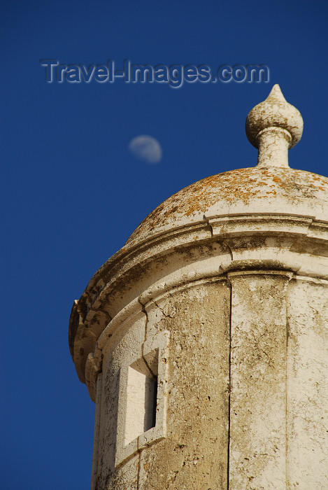 portugal-se194: Sesimbra, Portugal: Santiago fortress and the beach - Forte de Santiago de Sesimbra, Forte da Marinha, Forte da Praia, Fortaleza de Santiago - photo by M.Durruti - (c) Travel-Images.com - Stock Photography agency - Image Bank