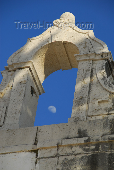 portugal-se195: Sesimbra, Portugal: Santiago fortress and the beach - belfry without bell - moon - Forte de Santiago de Sesimbra, Forte da Marinha, Forte da Praia, Fortaleza de Santiago - sino em falta - photo by M.Durruti - photo by M.Durruti - (c) Travel-Images.com - Stock Photography agency - Image Bank