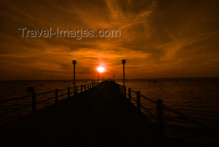 portugal-se227: Portugal - Alcochete: pier into the Tagus estuary - sunset - cais e o rio Tejo ao pôr do sol - photo by M.Durruti - (c) Travel-Images.com - Stock Photography agency - Image Bank