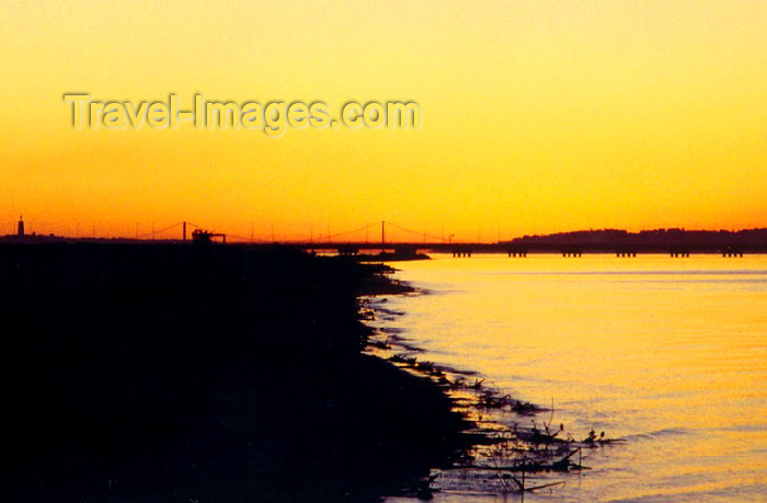portugal-se29: Portugal - Alcochete: dusk on the Tagus river / crepusculo no Tejo - photo by M.Durruti - (c) Travel-Images.com - Stock Photography agency - Image Bank