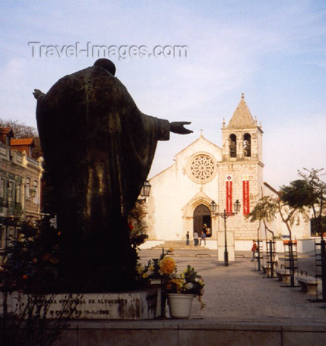 portugal-se30: Portugal - Alcochete: Revolution square, from behind the statue of father F. R. da Cruz / largo da Revolução (1910) visto detrás da estátua do Padre Francisco Rodrigues da Cruz - igreja matriz - photo by M.Durruti - (c) Travel-Images.com - Stock Photography agency - Image Bank