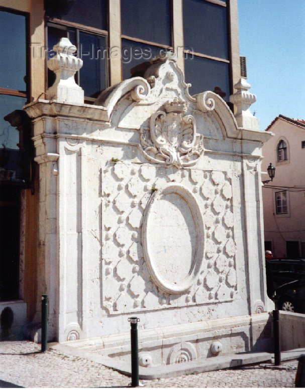 portugal-se37: Portugal - Setúbal: fountain - Machado dos Santos square / fontanário - photo by M.Durruti - (c) Travel-Images.com - Stock Photography agency - Image Bank