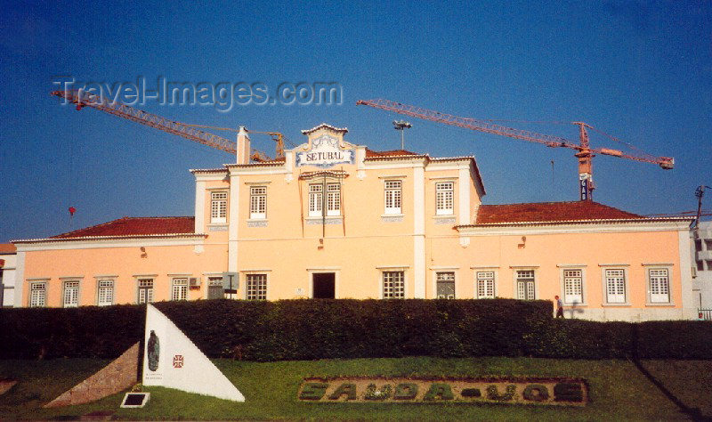 portugal-se4: Portugal - Setúbal: central train station - operated by Refer / estação ferroviária e gruas - Praça do Brasil - photo by M.Durruti - (c) Travel-Images.com - Stock Photography agency - Image Bank