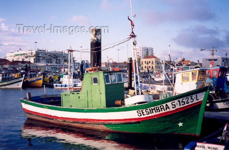 portugal-se54: Portugal - Setubal: trawler Sesimbra - fishing harbour / traineira Sesimbra - doca pesqueira - photo by M.Durruti - (c) Travel-Images.com - Stock Photography agency - Image Bank