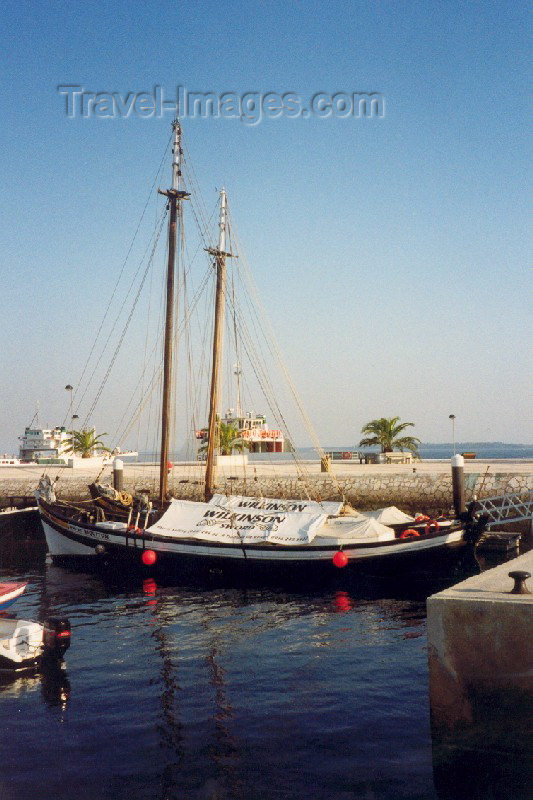 portugal-se6: Portugal - Setúbal: old Sado salt galleon joins the tourist trade / antigo galeão do Sado - Riquitum - photo by M.Durruti - (c) Travel-Images.com - Stock Photography agency - Image Bank