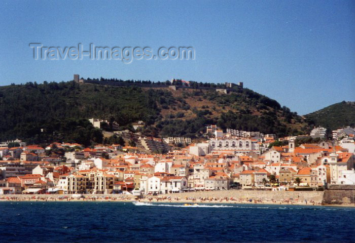 portugal-se7: Sesimbra, Portugal: urban water-front - a avenida marginal, 25 de Abril, e a praia urbana - photo by M.Durruti - (c) Travel-Images.com - Stock Photography agency - Image Bank