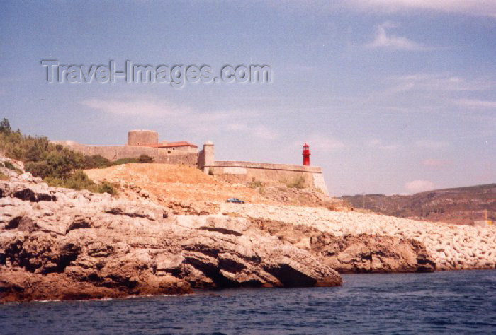 portugal-se8: Sesimbra, Portugal: fort at the harbour entrance - forte na entrada do porto - Forte de São Teodósio da Ponta do Cavalo - Forte do Cavalo - photo by M.Durruti - (c) Travel-Images.com - Stock Photography agency - Image Bank