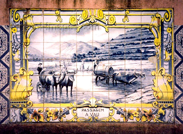 portugal-vr15: Peso da Régua, Vila Real - Portugal: tiles - crossing the Douro - azulejos - travessia do Doura a vau - carros de bois - photo by M.Durruti - (c) Travel-Images.com - Stock Photography agency - Image Bank