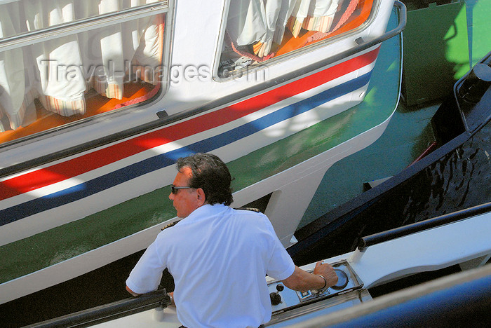 portugal-vr18: Peso da Régua, Vila Real - Portugal: a skipper micro-steers his boat - o capitão atraca milimetricamente - photo by M.Durruti - (c) Travel-Images.com - Stock Photography agency - Image Bank