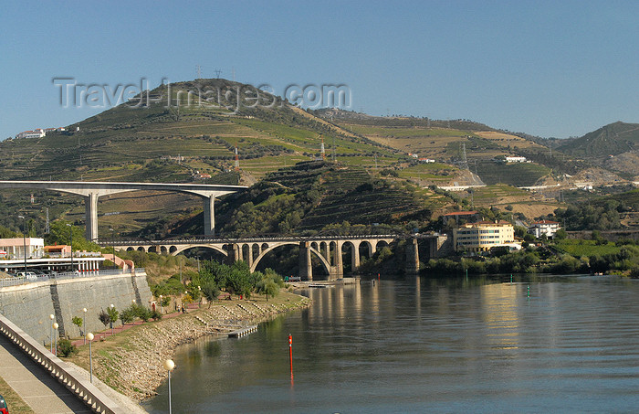 portugal-vr21: Peso da Régua, Vila Real - Portugal: Bridges over the Douro river - N2 and A24 roads - pontes sobre o Douro, ligação ao distrito de Viseu - photo by M.Durruti - (c) Travel-Images.com - Stock Photography agency - Image Bank