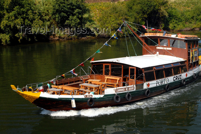 portugal-vr24: Peso da Régua, Vila Real - Portugal: a tour bouat descends de Douro - barco turístico navega para jusante no Douro - cruzeiros no Douro - Porto Cruz - photo by M.Durruti - (c) Travel-Images.com - Stock Photography agency - Image Bank