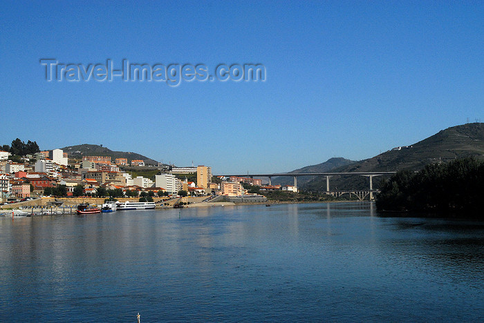 portugal-vr27: Peso da Régua, Vila Real - Portugal: the town and the river Douro - a vila e o Douro - photo by M.Durruti - (c) Travel-Images.com - Stock Photography agency - Image Bank