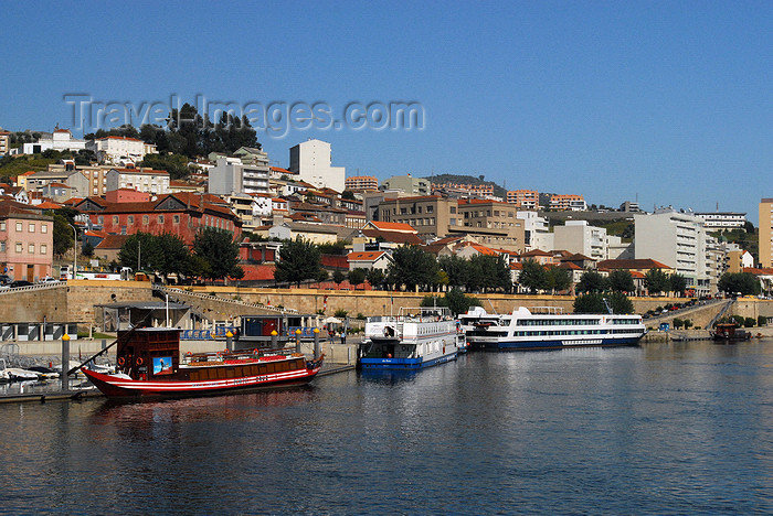 portugal-vr28: Peso da Régua, Vila Real - Portugal: tour boats on the riverfront - barcos turísticos no cais - photo by M.Durruti - (c) Travel-Images.com - Stock Photography agency - Image Bank