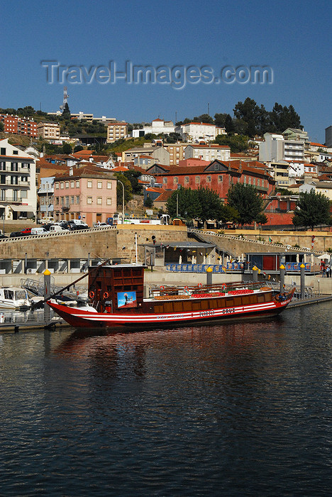 portugal-vr29: Peso da Régua, Vila Real - Portugal: mock rabelo boat used for cruises - imitação de barco rabelo usado para cruzeiros no Douro - photo by M.Durruti - (c) Travel-Images.com - Stock Photography agency - Image Bank