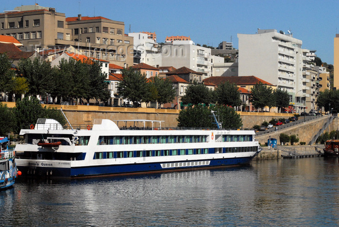 portugal-vr30: Peso da Régua, Vila Real - Portugal: botel docked - barco hotel no cais - photo by M.Durruti - (c) Travel-Images.com - Stock Photography agency - Image Bank