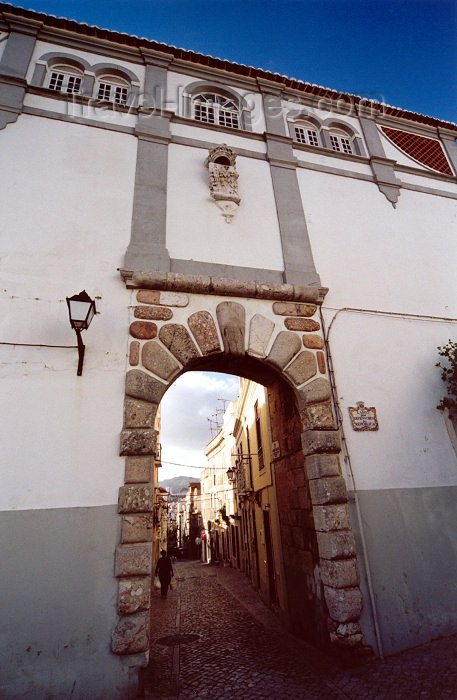 portugal171: Portugal - Setúbal: arch at Defensores da Republica square / arco no largo dos Defensores da República - entrada da rua Arronches Junqueiro (Poeta) - photo by M.Durruti - (c) Travel-Images.com - Stock Photography agency - Image Bank