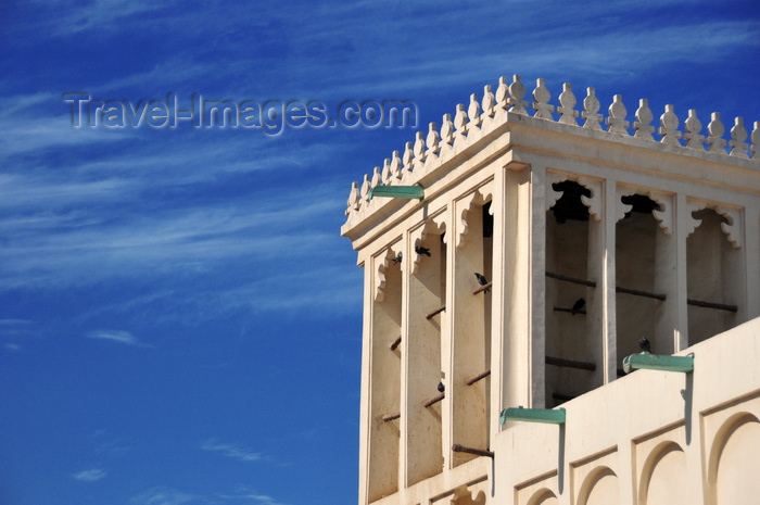 qatar11: Doha, Qatar: wind tower with crenulation - badghir, meaning windcatcher  or wind trap - ancient form of air-conditioning used on both sides of the Persian Gulf, capturing fresh air into the building and taking into the lower floors - Heritage House Museum, Souq Al Najada - photo by M.Torres - (c) Travel-Images.com - Stock Photography agency - Image Bank