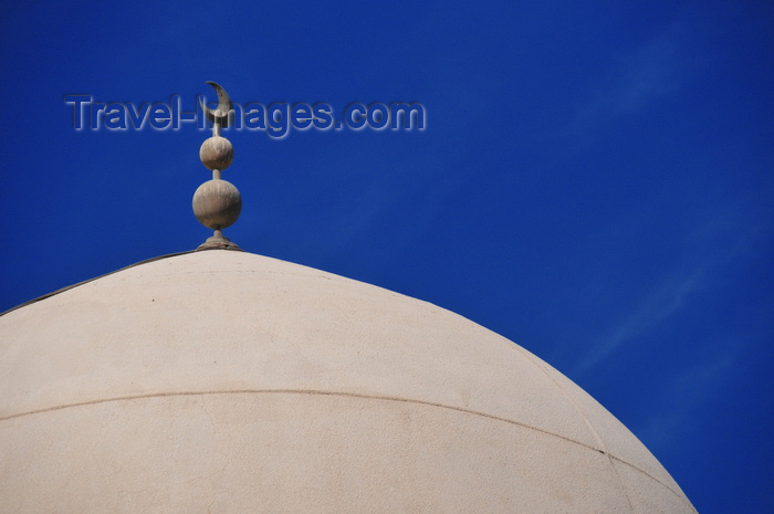 qatar14: Doha, Qatar: dome with crescent moon of Al Najada mosque - photo by M.Torres - (c) Travel-Images.com - Stock Photography agency - Image Bank