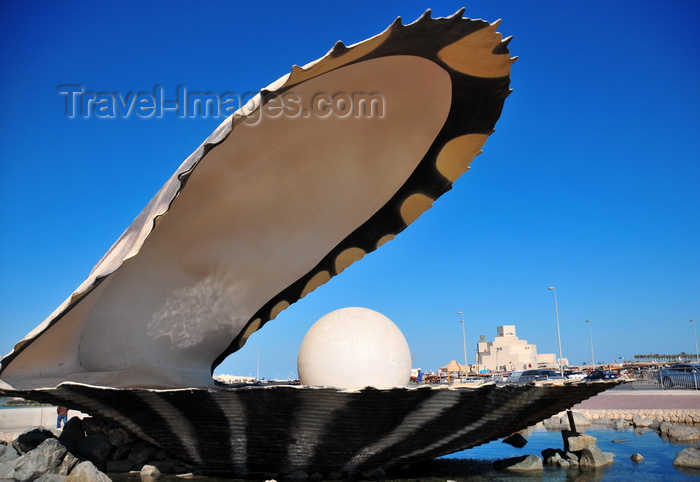 qatar36: Doha, Qatar: Pearl and Oyster Fountain, Al Corniche - Qatar calls itself the 'Pearl of The Gulf' - Museum if Islamic Art in the background - photo by M.Torres - (c) Travel-Images.com - Stock Photography agency - Image Bank