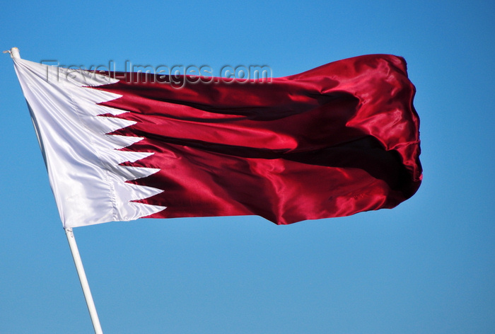 qatar43: Doha, Qatar: flag of Qatar - maroon field with a broad white serrated band - Dhow harbour - photo by M.Torres - (c) Travel-Images.com - Stock Photography agency - Image Bank