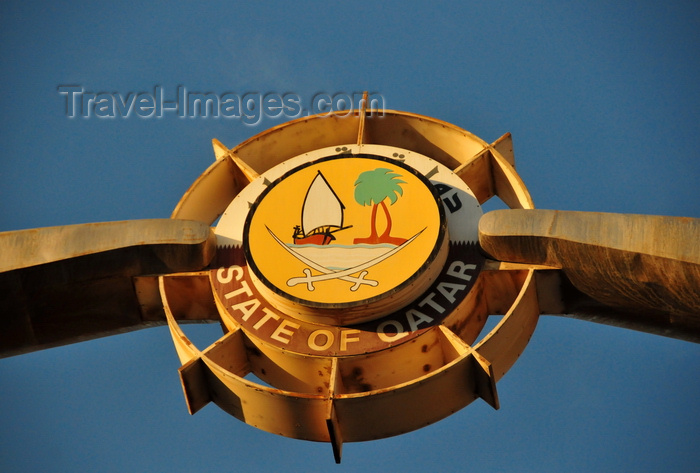 qatar92: Doha, Qatar: State of Qatar seal - dhow, palm trees and swords - Banks Street aka Grand Hamad Street - central element of the Arch of Swords - photo by M.Torres - (c) Travel-Images.com - Stock Photography agency - Image Bank