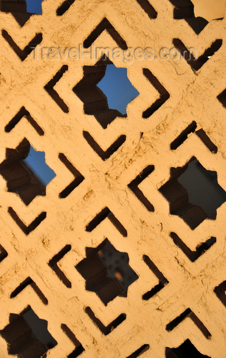qatar95: Doha, Qatar: Islamic pattern on a building on Ras Abu Abboud Street - Old Ghanam - photo by M.Torres - (c) Travel-Images.com - Stock Photography agency - Image Bank
