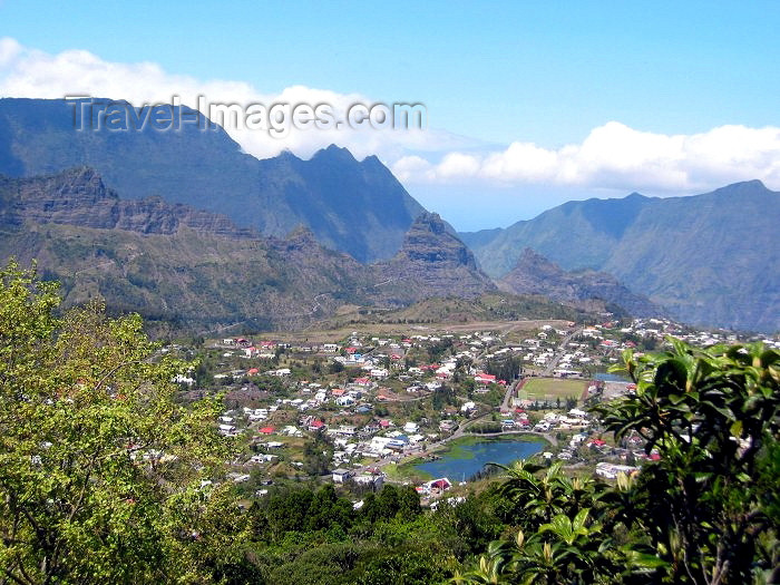 reunion12: Reunion / Reunião - Into the mountains from Point de vue de la Roche Merveilleuse - photo by Rod Eime - (c) Travel-Images.com - Stock Photography agency - Image Bank