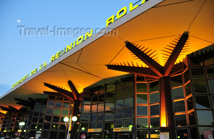 reunion16: Sainte-Marie, Réunion: Roland Garros Airport - palm tree pillars at the terminal - landside / Gillot - RUN - photo by M.Torres - (c) Travel-Images.com - Stock Photography agency - Image Bank